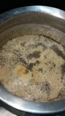 Çay ocakta kaynıyor.