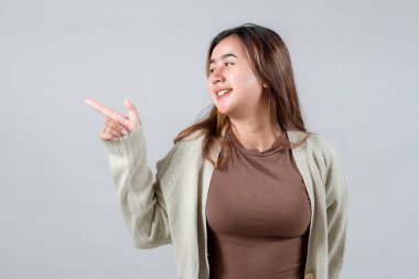 Genç bir kadın gülümser ve puan verir. Ürünleri veya mesajları sergilemek için idealdir. Onun günlük tarzı ve davetkar ifadesi reklam ve yaşam tarzı projelerine uyuyor..