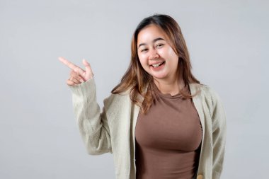 Genç bir kadın gülümser ve puan verir. Ürünleri veya mesajları sergilemek için idealdir. Onun günlük tarzı ve davetkar ifadesi reklam ve yaşam tarzı projelerine uyuyor..