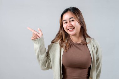 Genç bir kadın gülümser ve puan verir. Ürünleri veya mesajları sergilemek için idealdir. Onun günlük tarzı ve davetkar ifadesi reklam ve yaşam tarzı projelerine uyuyor..