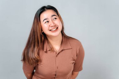 Mutlu genç Asyalı kadın ışıl ışıl gülümsüyor ve mutlu gözlerle bakıyor, gerçek bir heyecan ve sıcaklık ifade ediyor. Reklam, yaşam tarzı ve duygusal markalaşma için mükemmel..