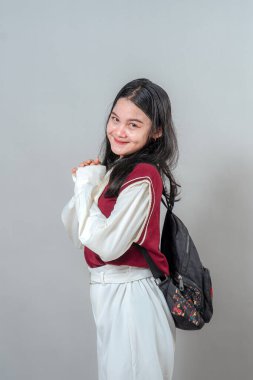 Utangaç gülümsemesi ve elleri çenesinin altına sıkışmış sevimli, genç Asyalı bir kadın tatlı, masum bir ifade veriyor. Şirinlik, cazibe ve samimiyet konularının reklamını yapmak için ideal..