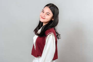 Çekici ve kendinden emin bir ifadeyle gülümseyen genç bir kadının portresi. Onun dostane bakışları ve neşeli tavırları olumlu ve davetkar bir görsel cazibe yaratıyor..