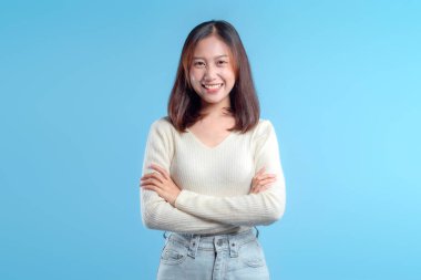 Mavi Arkaplanda Kendine Güvenen Endonezyalı Kadın