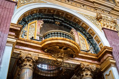 Avusturya Viyana Yahudi Kilisesi 'nin altın detayları ve katolik mimari gotik yapısıyla detaylı makro görüntüleri.