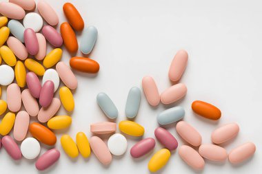 İlaç çeşitliliğini temsil eden renkli hap ve tabletlerin çeşitliliği, ilaç kullanımı ve sağlık hizmetleri için ideal.