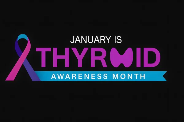 Tiroid Farkındalık Ayı grafiğinde siyah bir arkaplanda tiroid şekilli bir ikon ve farkındalık kurdelesi var. Ocak ayındaki tiroid sağlığı, hormonal sağlık ve tıp eğitimini destekliyor..