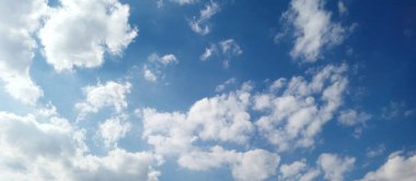 Dağılmış kümülüs bulutlarıyla güzel mavi gökyüzü, doğa arka planı, hava konseptleri ve dizayn şablonları için idealdir.