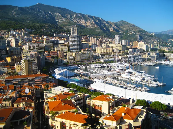 Monte Carlo city panorama, puerto. Vista de yates de lujo y apartamentos en el puerto de Mónaco, Costa Azul . — Foto de Stock