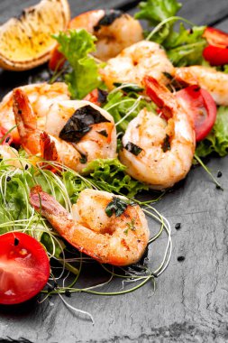 Taze sebzeli ızgara karides. Karides salatası..