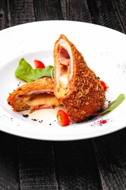 Jambonlu ve peynirli çıtır ekmek.