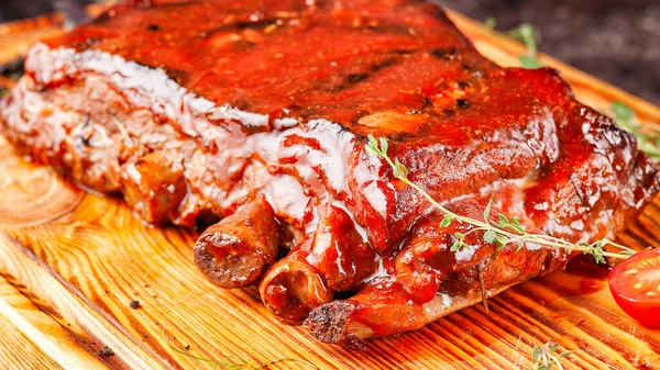Ribs in sauce on a wooden board — Stock Photo, Image