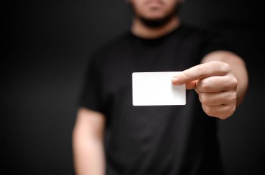 Siyah duvarların arkasındaki genç adam.