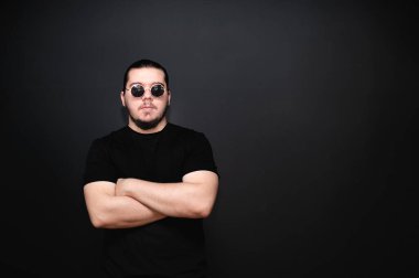 Siyah duvarların arkasındaki genç adam.