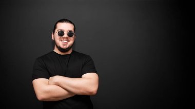 Siyah duvarların arkasındaki genç adam.