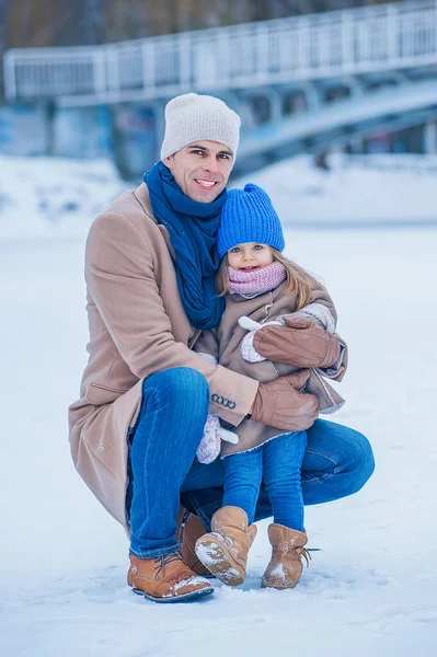 Portrait of dad and daughter against the background of snow and bridge — Photo