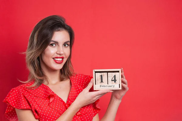 Giovane bella ragazza in possesso di un calendario in legno e sorridente a San Valentino, copyspace — Foto Stock