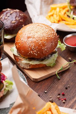 Lokantada susamlı burger ve diğer lezzetli yemekler.