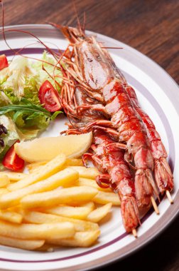 Kızarmış karides ve patates kızartması.