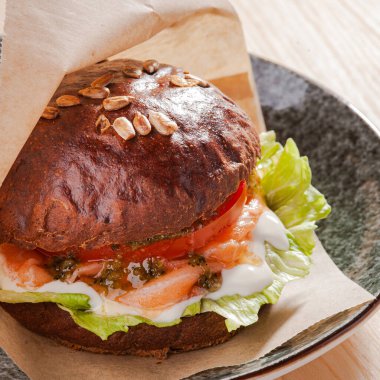 Lokantada füme somon burger.