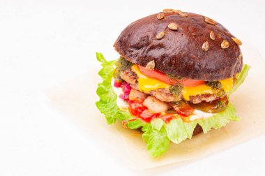 Beyaz arka planda çavdar ekmekli hamburger.