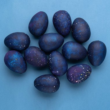 Mavi arkaplanda mavi yumurtalar.