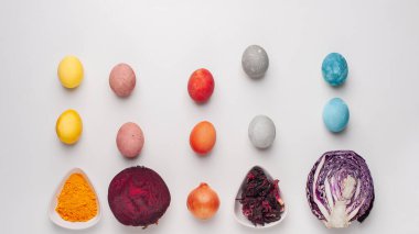 Paskalya yumurtaları için doğal boya - kırmızı lahana, pancar kökü, carcade, hafif arkaplanda zerdeçal ve soğan derisi