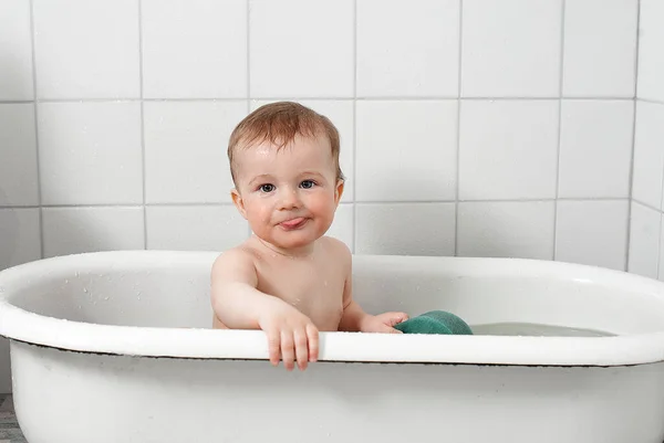 Poco feliz niño se baña en una bañera Imagen De Stock