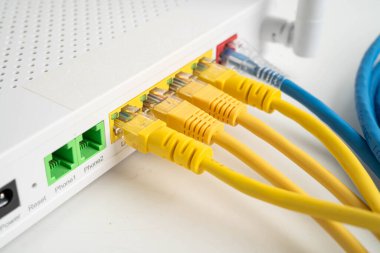 İnternet servis sağlayıcısına bağlı ethernet kablosu.