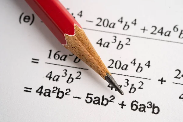 Eğitim okulunda matematik formülü sınav kağıdı üzerine kalem..