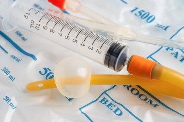 Foley kateteri ve idrar boşaltma torbası sakatlık veya hastanede yatan hasta için idrar topluyor..