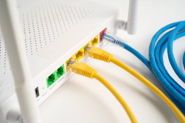 İnternet servis sağlayıcısına bağlı ethernet kablosu.