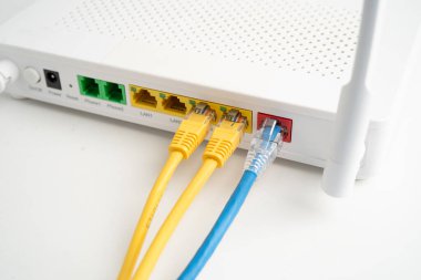 İnternet servis sağlayıcısına bağlı ethernet kablosu.