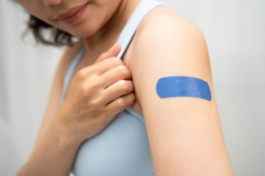 HPV, insan papillomavirus, mavi bandajlı aşı olan Asyalı genç kadın..