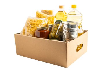 Bağış kutusundaki yiyecekler kırpma yolu olan beyaz arkaplanda izole edildi.