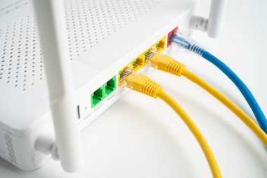 İnternet servis sağlayıcısına bağlı ethernet kablosu.