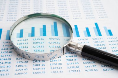 Veri iş grafikleri kağıdında büyüteç.