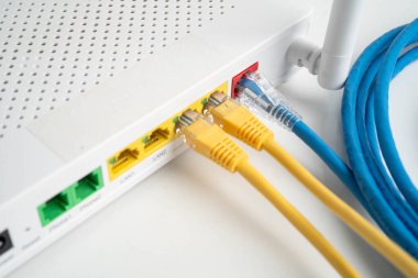 İnternet servis sağlayıcısına bağlı ethernet kablosu.