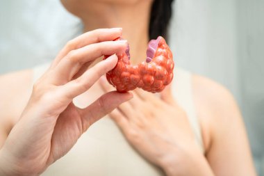 Hipertiroidizm, aşırı aktif tiroid, tiroid lenfoma, tiroid bezi insan anatomisi olan Asyalı kadın..