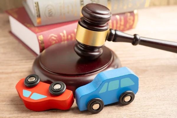 Araba kazası davası ve sigorta, araba modelli yargıç çekici..