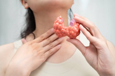 Hipertiroidizm, aşırı aktif tiroid, tiroid lenfoma, tiroid bezi insan anatomisi olan Asyalı kadın..