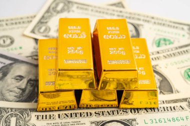 Amerikan doları banknotunda altın külçeleri, finans sektörü yatırım para birimi.