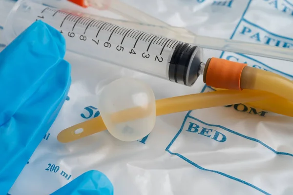 Foley kateteri ve idrar boşaltma torbası sakatlık veya hastanede yatan hasta için idrar topluyor..