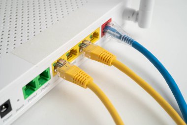 İnternet servis sağlayıcısına bağlı ethernet kablosu.
