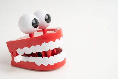 Diş sağlığı için takma dişli komik kırmızı dişler..