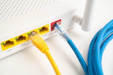 İnternet servis sağlayıcısına bağlı ethernet kablosu.