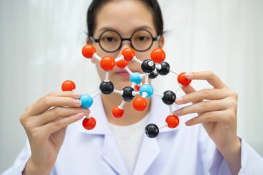 Periyodik tablo arka planında moleküller kimyasal.