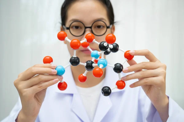 Periyodik tablo arka planında moleküller kimyasal.