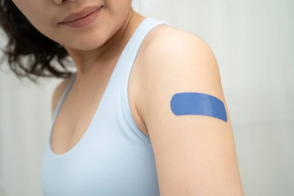 HPV, insan papillomavirus, mavi bandajlı aşı olan Asyalı genç kadın..