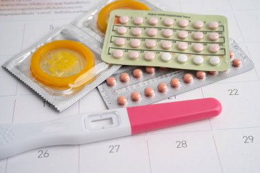 Gebelik testi ve takvimde kadınlar için prezervatif, yumurtlama günü.